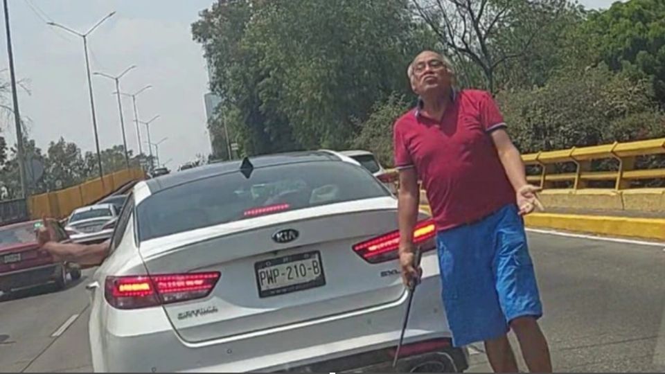 “Bájate si muy machito”, anciano arremete contra familia y golpea su auto