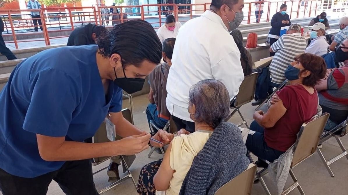 Preparan cuarto refuerzo contra covid para adultos mayores