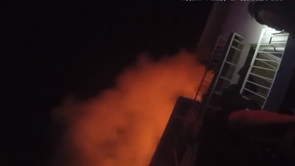 ¡Sorprendente! Escala edificio en llamas y salva a bebé de morir quemada
