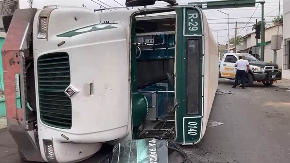 Vuelca camión urbano en Nuevo Laredo