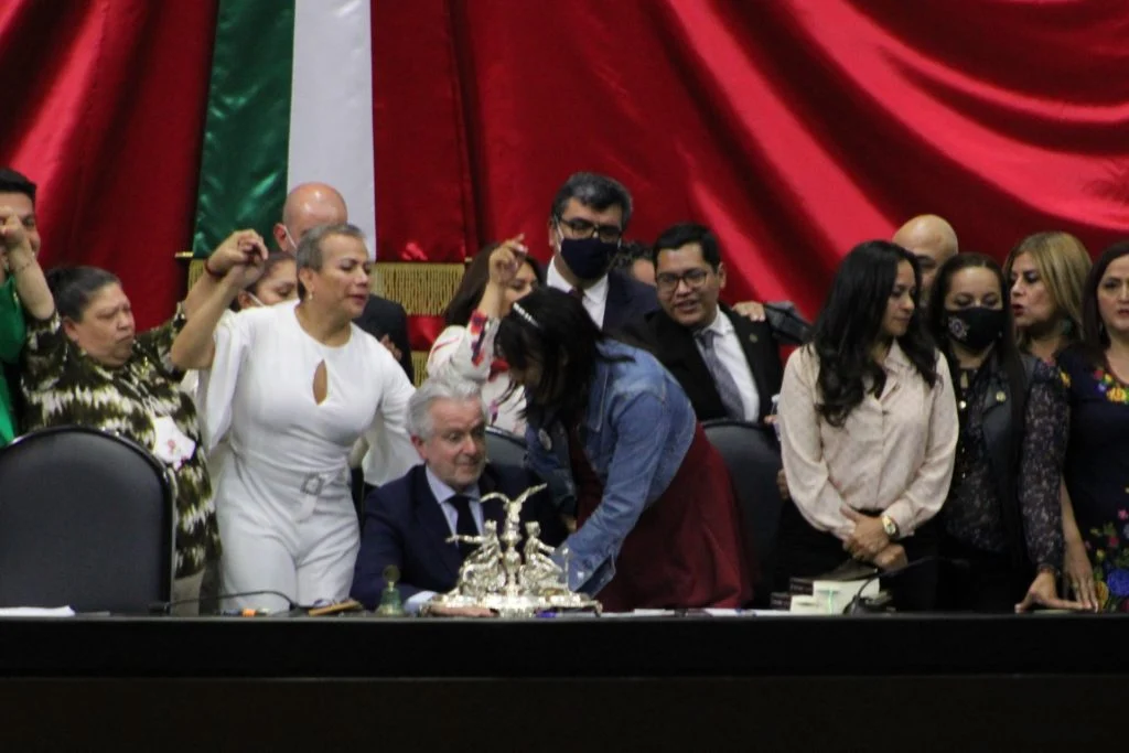 Morenistas toman tribuna, luego de que Quadri le dijera “Señor” a diputada trans