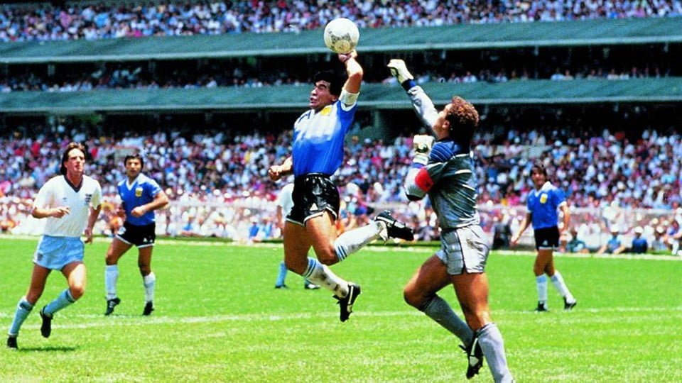 Afirman familiares de Maradona que playera subastada NO es la que usó Diego en “La mano de Dios”