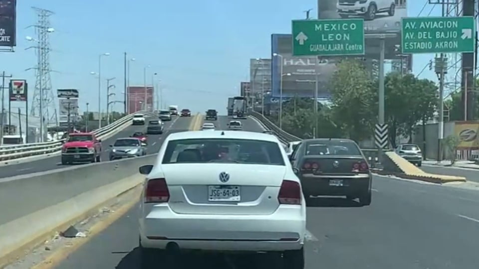¡Indignante momento! Captan a conductor en trayecto agrediendo a la mujer que lo acompaña