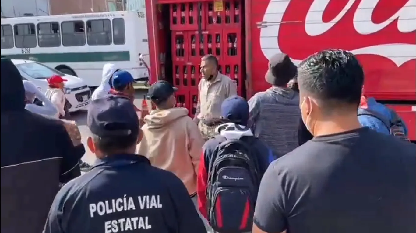 Normalistas saquean camión de la Coca-Cola, agreden a periodista por grabarlos