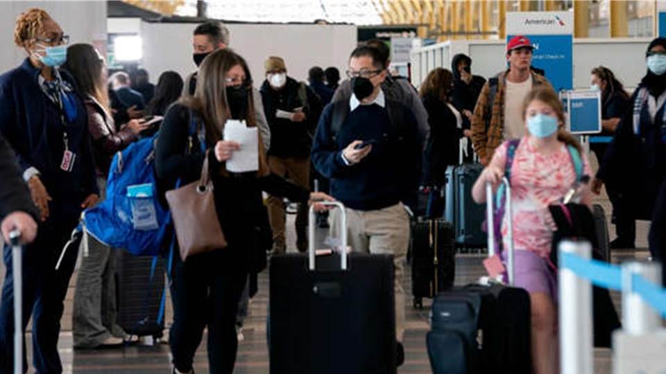 Informa Gobierno de Estados Unidos que seguirá exigiendo vacunación covid a viajeros de México y Canadá