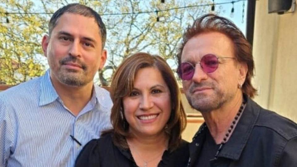 Le invitan la comida creyendo que era Bono, resultó que no era