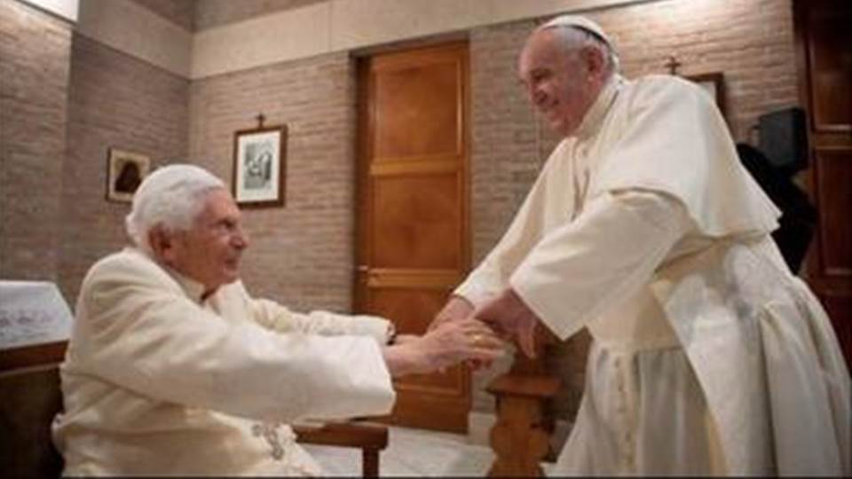 Benedicto XVI fue visitado por el papa Francisco días antes de su cumpleaños