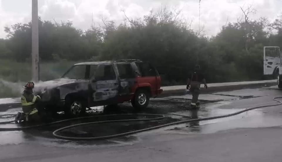 Camioneta arde en fuego en plena avenida