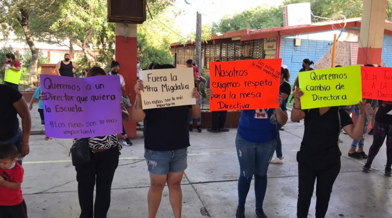 Protestan padres contra directora de primaria por robar recursos