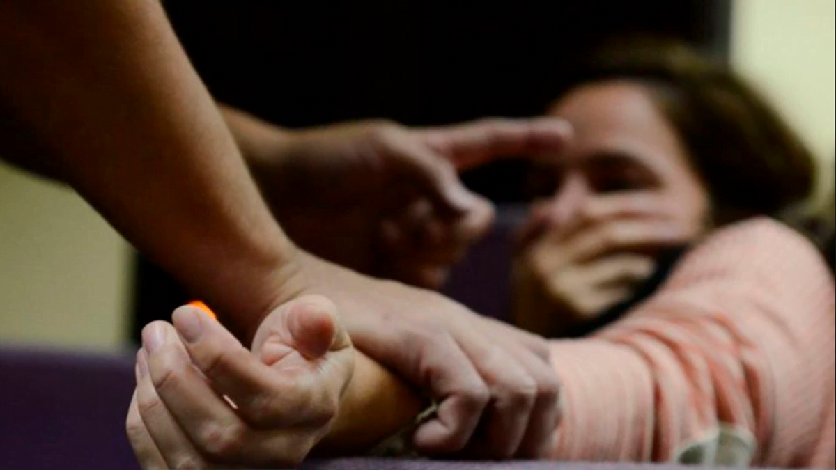 Era violada por su padrastro, por lo que huye de casa