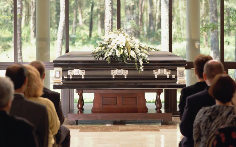 Creían que estaba muerta, en el velorio empieza a golpear su propio ataúd
