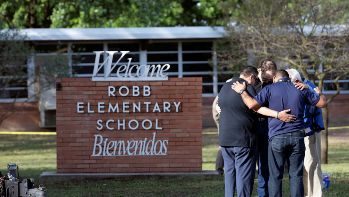 El dolor representado en fotografías tras asesinato de 19 niños y dos maestras en tiroteo de Texas