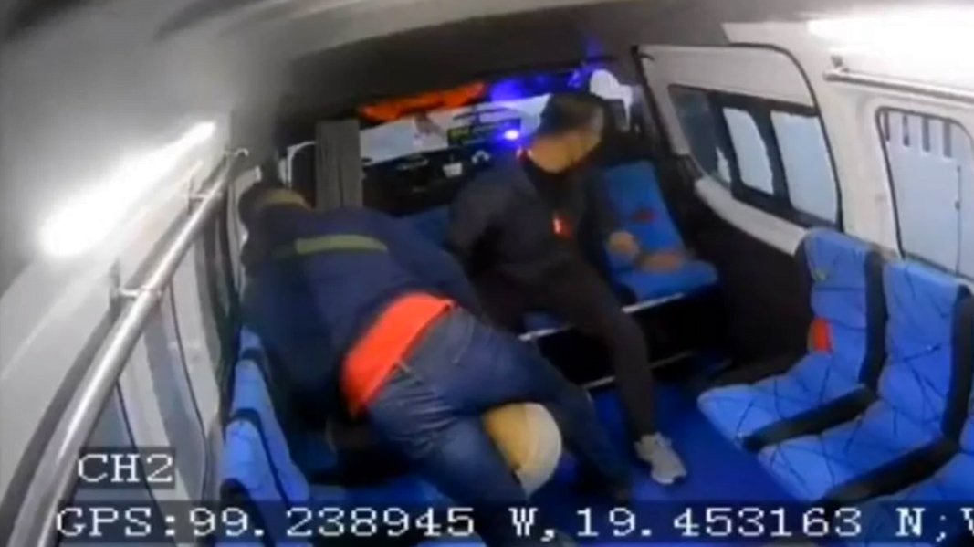 Policías vestidos de civiles someten a asaltante en combi