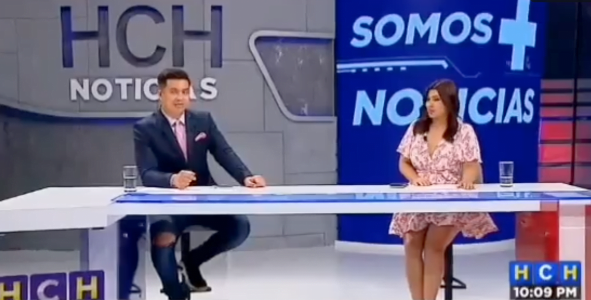 ¡Al aire! Conductora exhibe a su compañero por tener diarrea