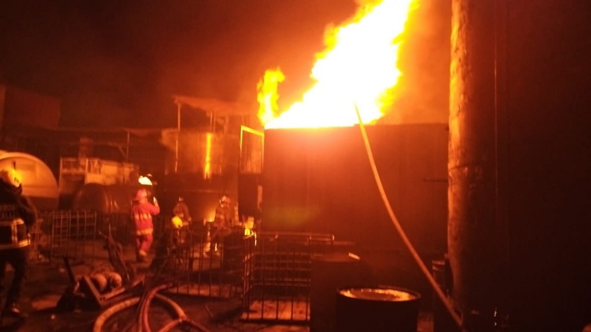 Se incendia fábrica por alto contenido de alcohol, hay 6 lesionados
