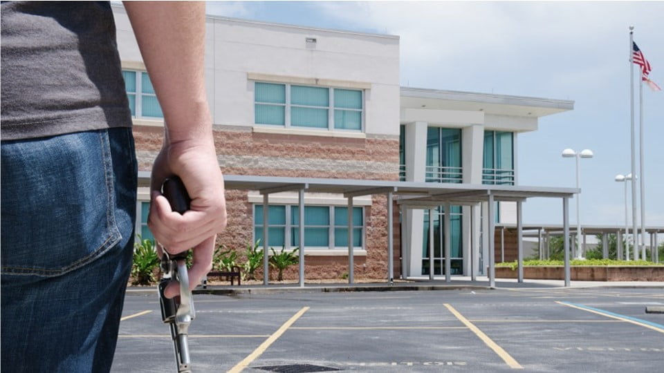 Cierran escuelas en Toronto, Canadá tras presencia de hombre armado