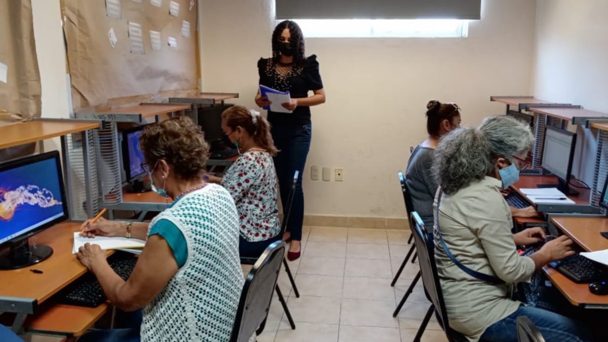 Ofrecen cursos de inglés y cómputo a jóvenes y adultos mayores en Cd.Madero