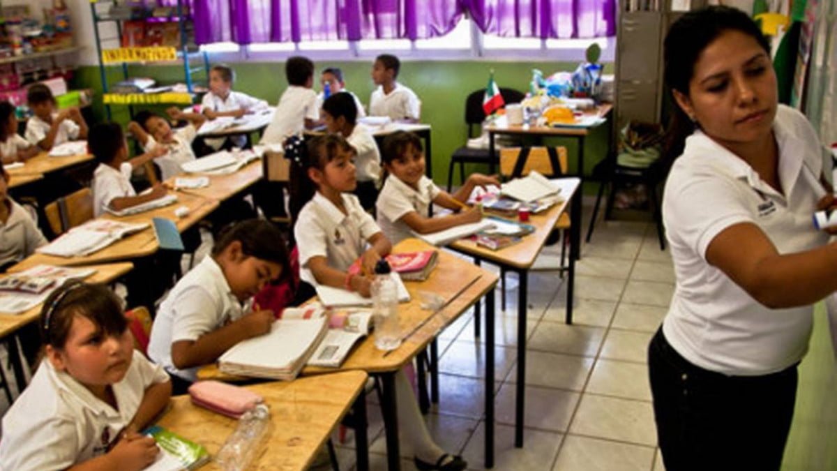 Anuncian aumento salarial a maestros que ganan menos de 20 mil pesos