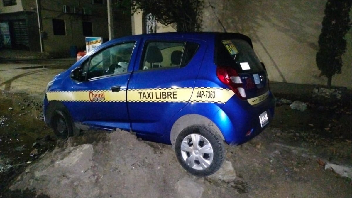 Taxista daña su unidad al intentar pasar por obra en construcción en Tampico