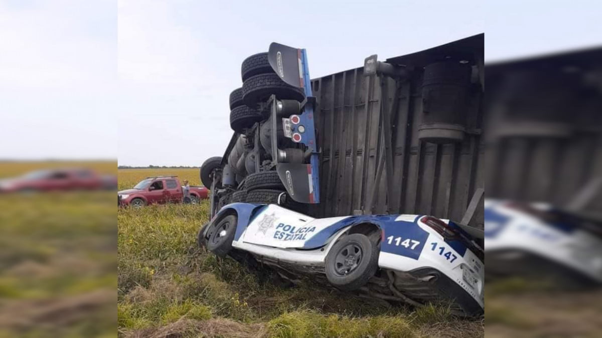 Trailer vuelca y aplasta a patrulla, 3 policías se salvan de milagro