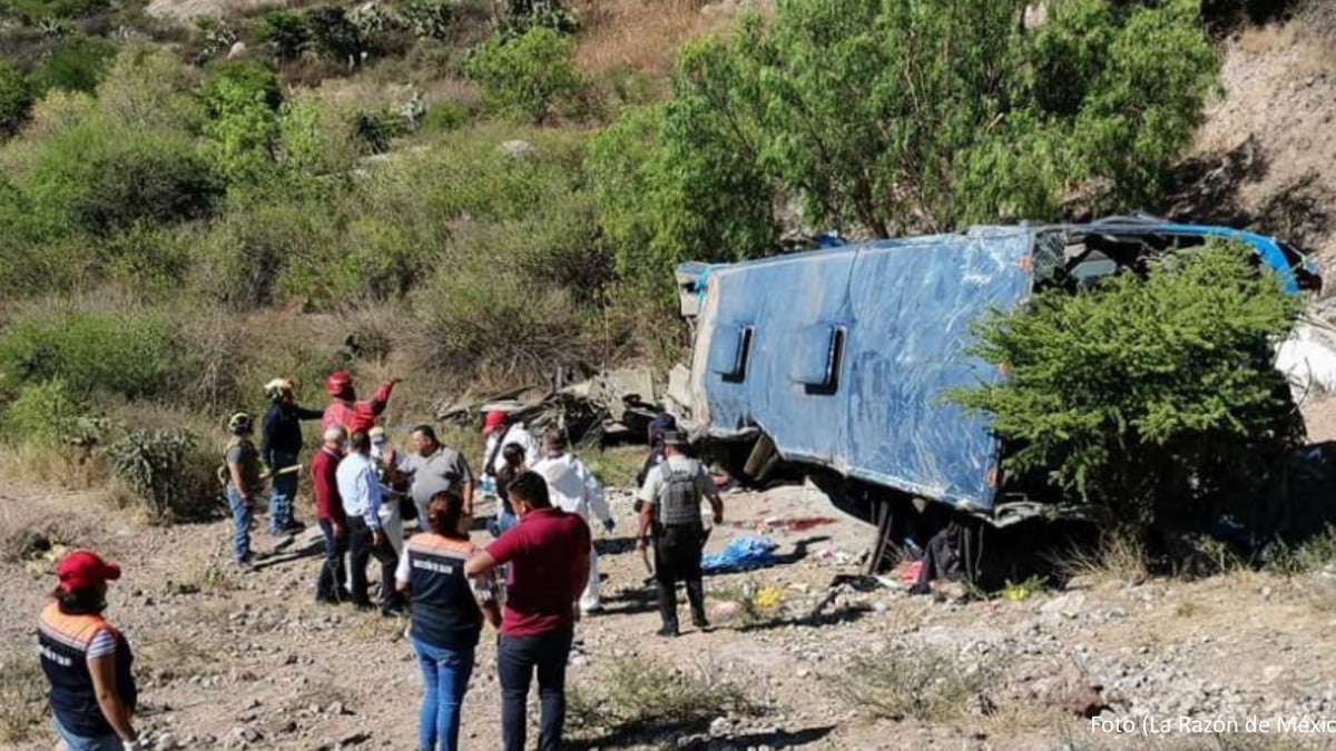  7 migrantes muertos y 19 heridos deja volcadura de autobús en SLP