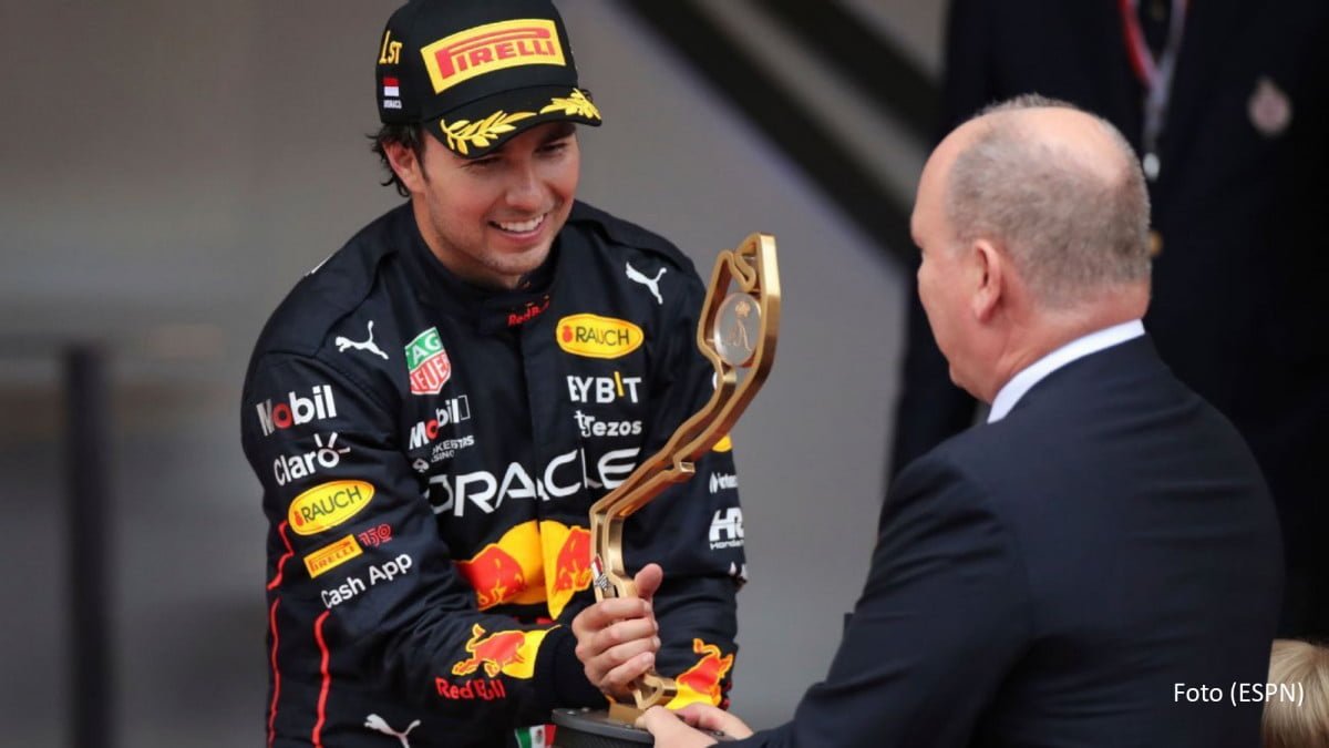 Checo” Pérez se avienta un chapuzón con Felipe Calderón para festejar su triunfo en Mónaco
