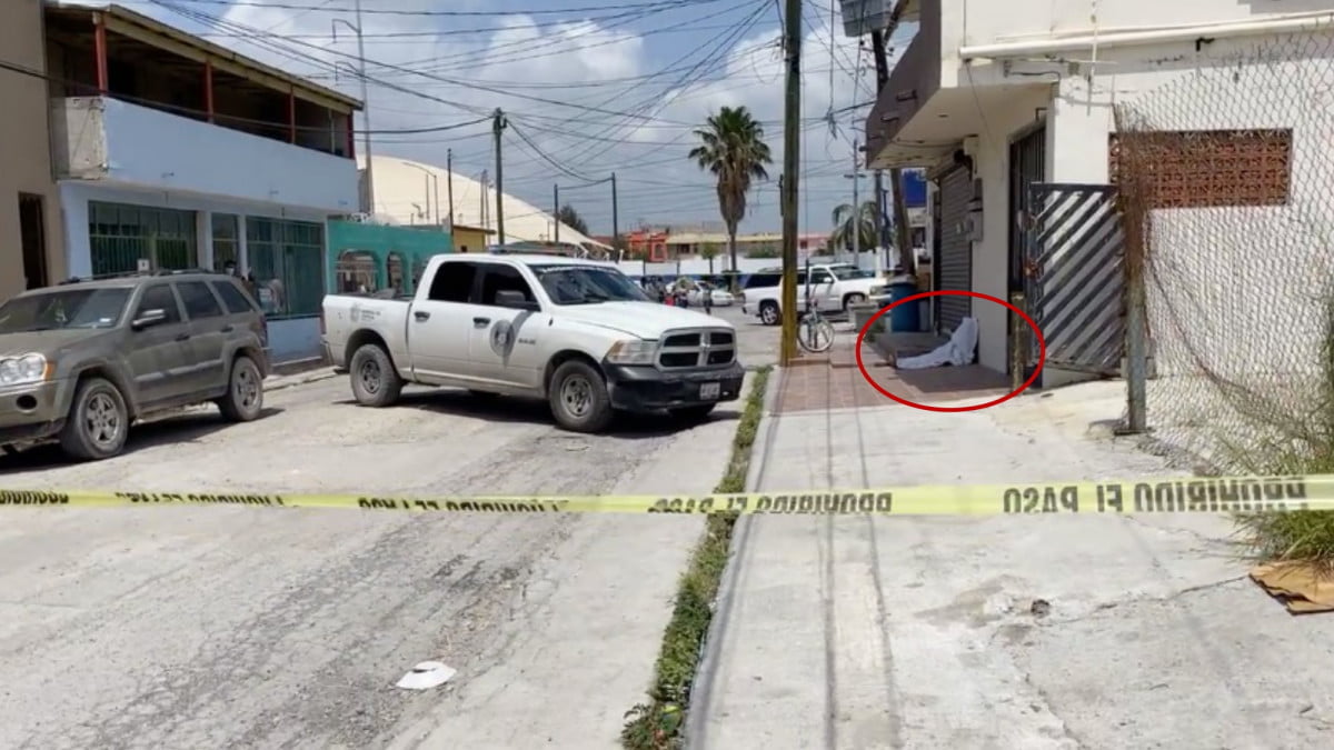 Hallan a persona sin vida enfrente de domicilio