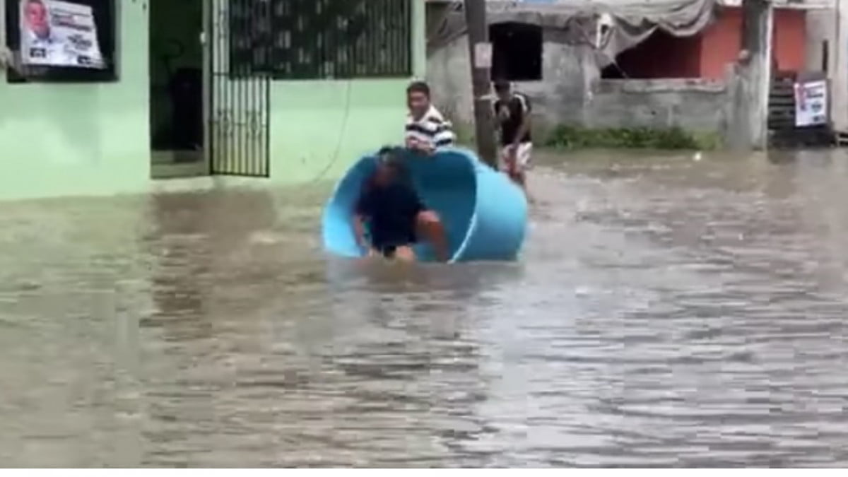Con todo y tina, mujer cae al agua tras intentar cruzar las calles inundadas de Matamoros
