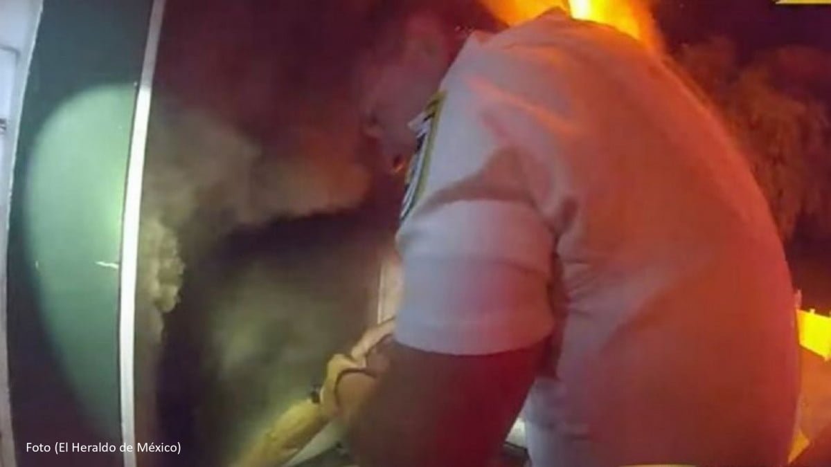 Así fue el momento en que policías rescataron a un niño de morir incendiado