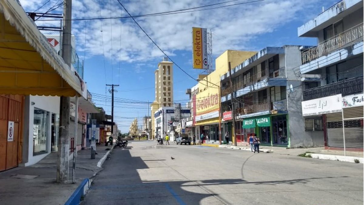 Durante la madrugada ladrones logran hacer hoyo en la pared y roban negocio