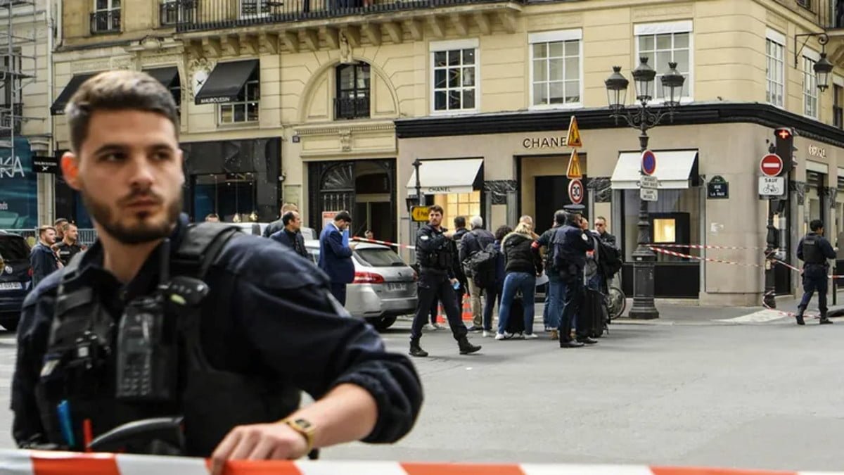 Sujetos a mano armada roban tienda Chanel en París
