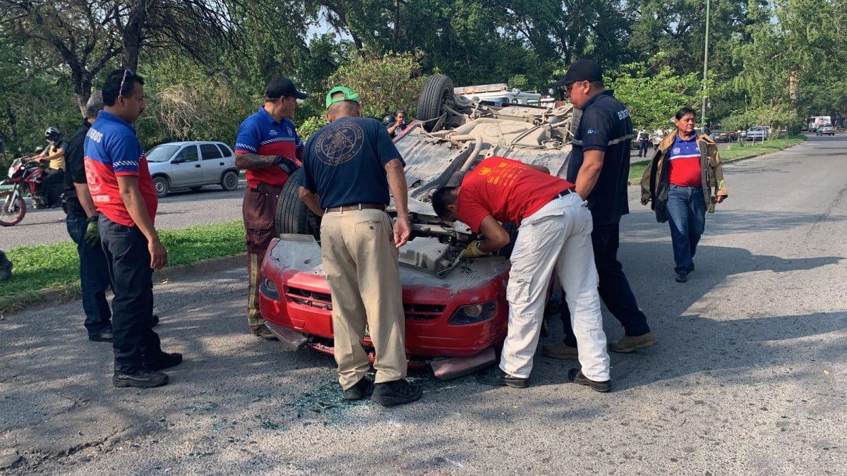 Vuelca su auto en la zona centro de Victoria