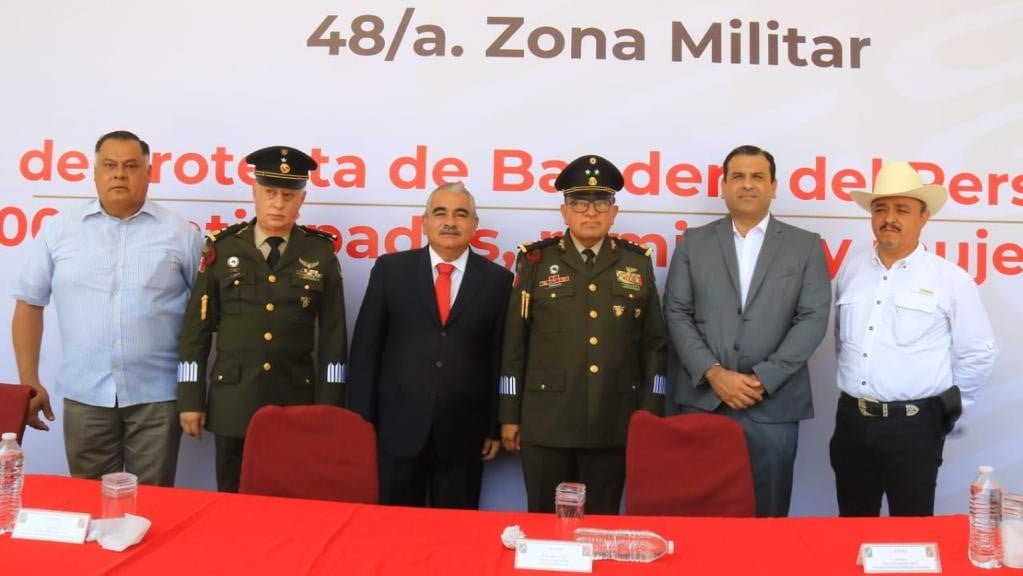Participan autoridades municipales en evento cívico