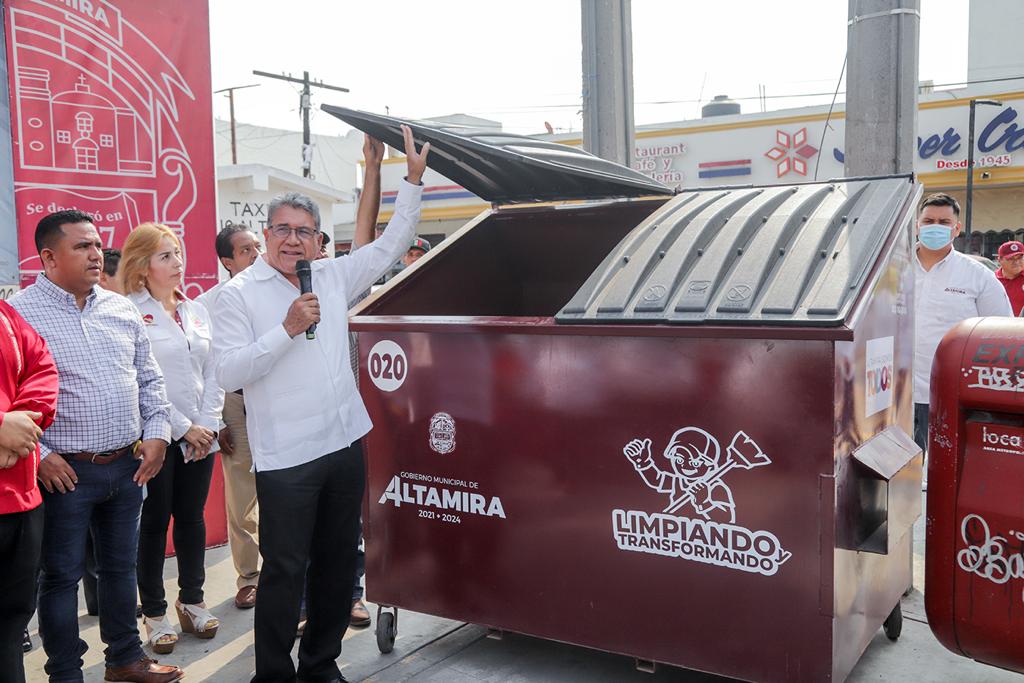 Entrega de contenedores para la basura en zona centro