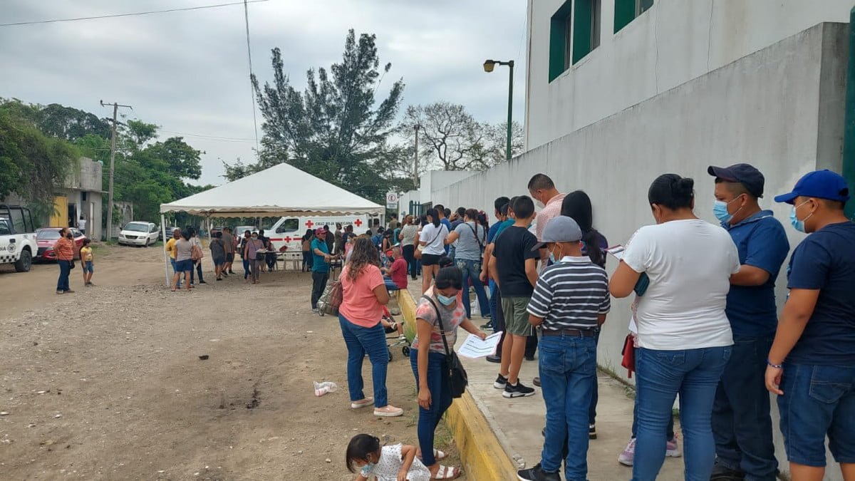Largas filas en el último día de vacunación anticovid en Altamira