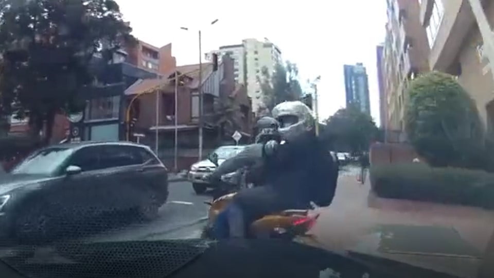 Tras ser asaltado, hombre arrolla a rateros y recupera sus pertenencias
