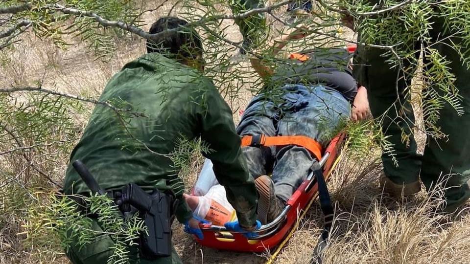 Abandona pollero a ilegal lesionado en el monte