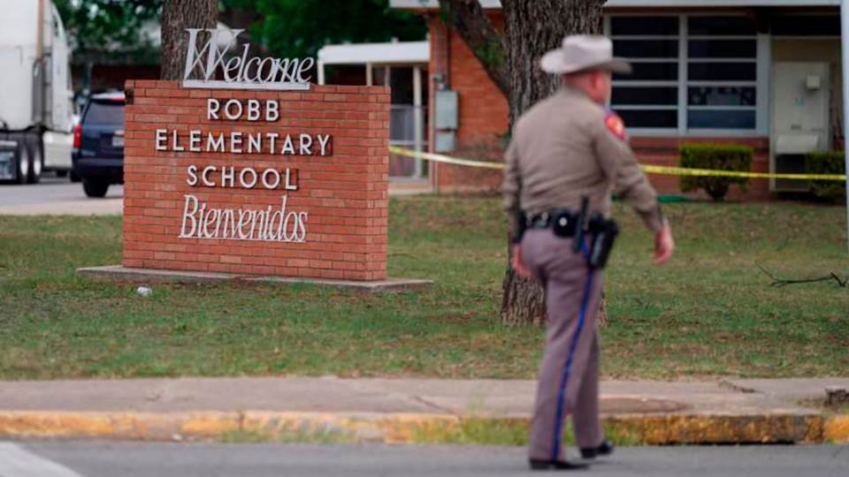 Admite la policía de Texas que fue un error no entrar antes al aula de masacre en Uvalde