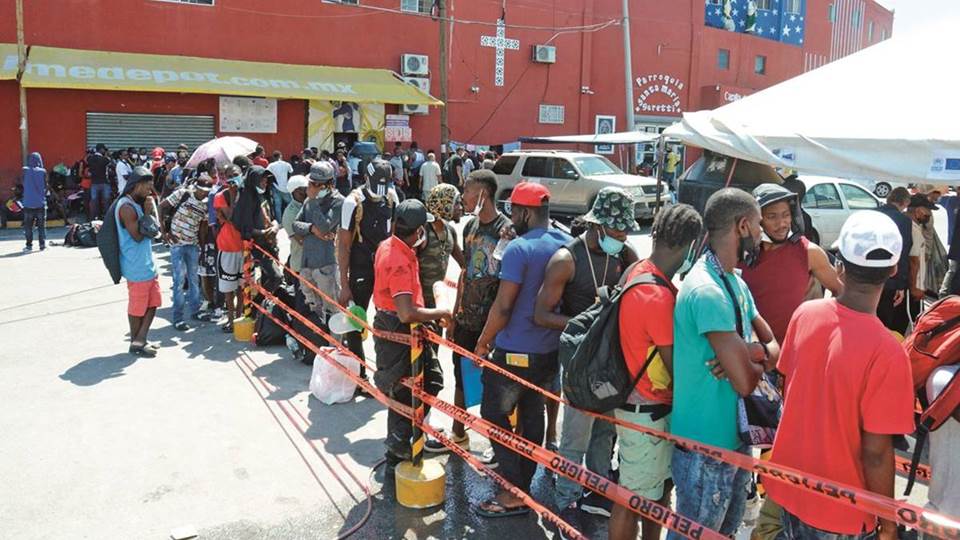 Saturan haitianos albergues, duermen en vía pública