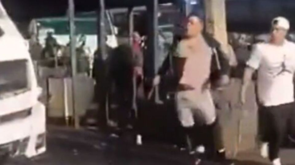 Con machete y tubos, microbuseros y taxistas protagonizan fuerte pelea