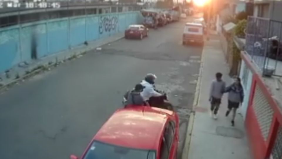 En pleno asalto, joven sale corriendo y abandona a su novia
