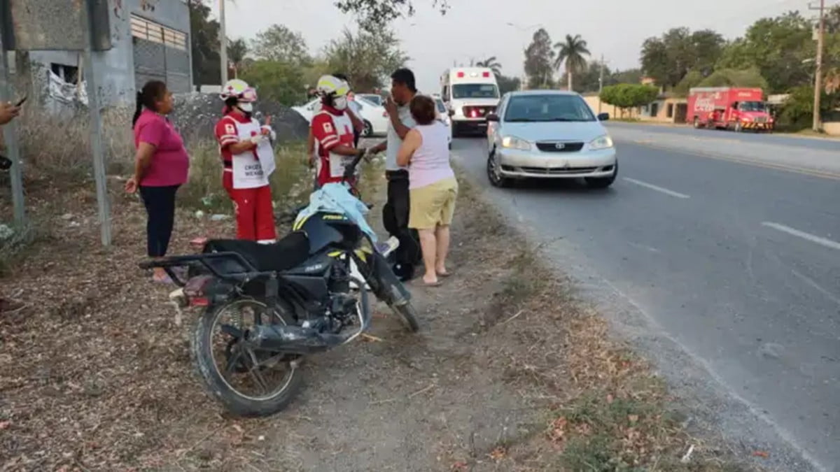 Recoge su gorra y es arrollado por un carro