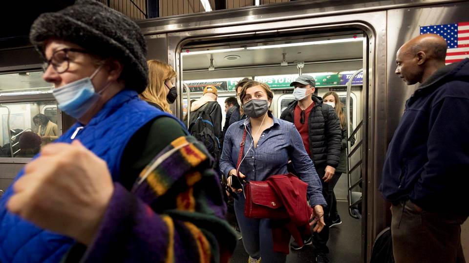 Autoridades de Nueva York piden volver a usar cubrebocas en público 