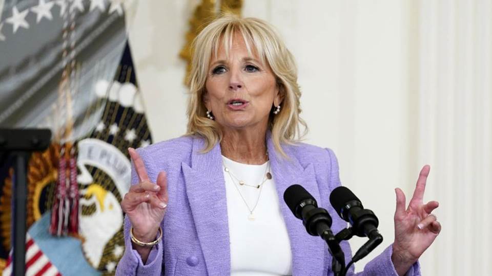 Jill Biden, primera dama de EU, se reunirá con refugiados ucranianos en Rumania y Eslovaquia