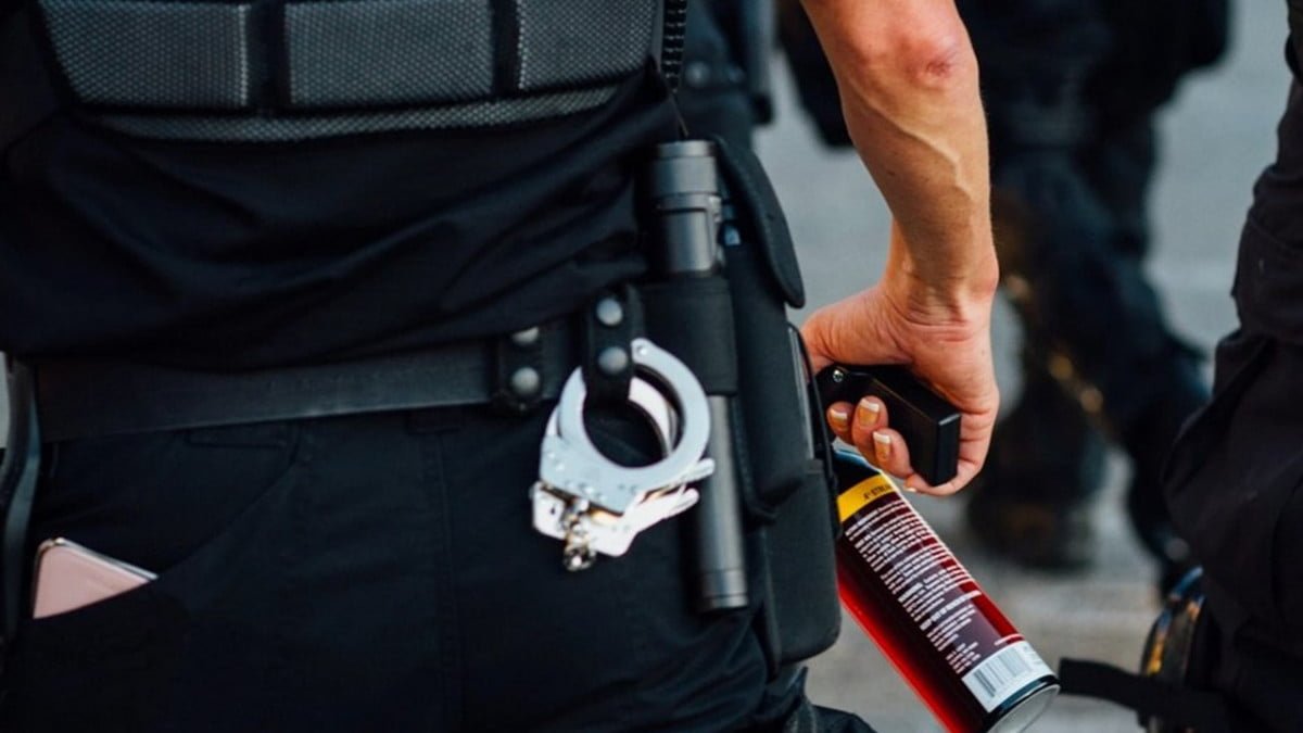 Policías meten a hombre con esquizofrenia en cajuela y lo hacen respirar gas pimienta