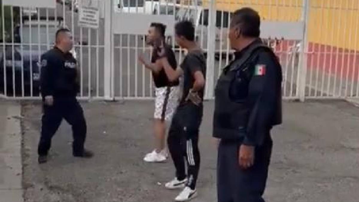 Captan “pelea callejera” entre policía y joven
