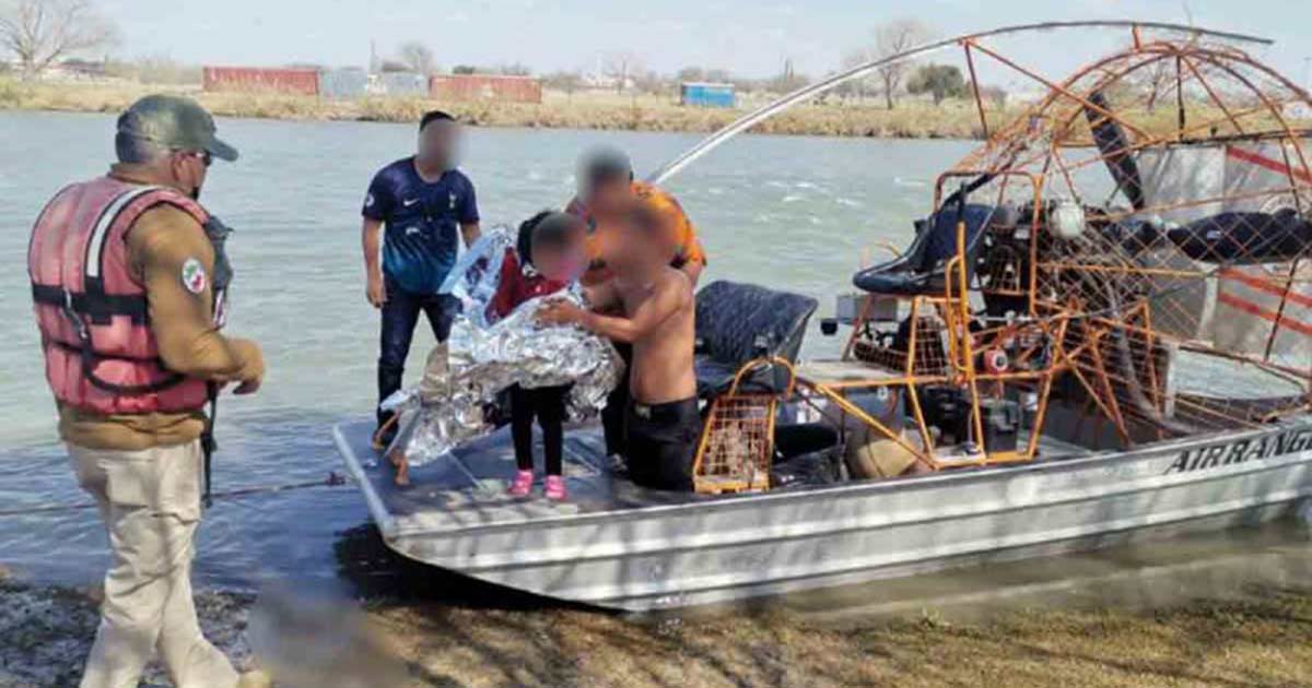 Grupo de migrantes se amotinan en Piedras Negras; causan incendio