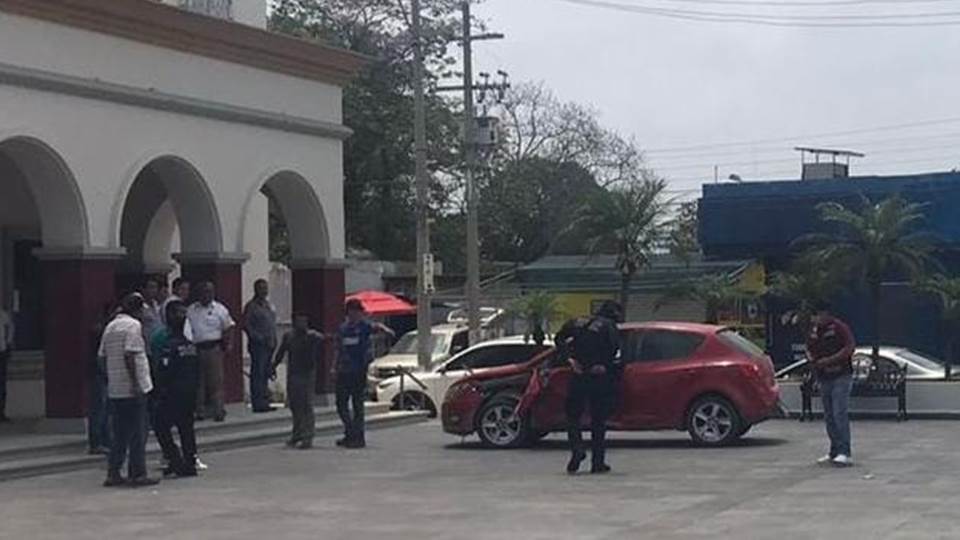 Choca, huye y se refugia en la presidencia municipal de Altamira