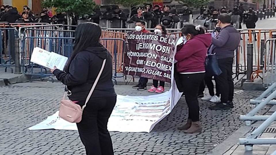 Dos grupos de docentes demandan mejores condiciones de trabajo frente a Palacio Nacional