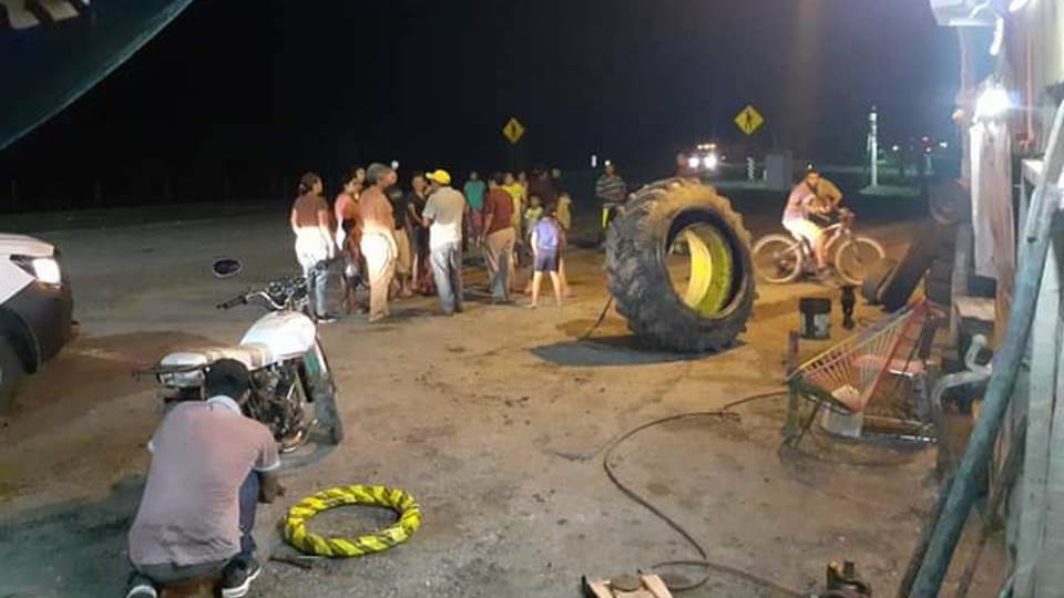 Se quedan sin luz y bloquean la carretera Tampico-Mante en zona ejidal de Altamira